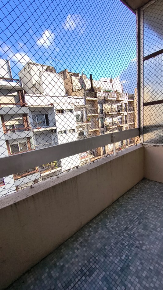 DEPARTAMENTO 1 AMB CON BALCON SALIENTE A LA CALLE EN ESTADO ORIGINAL EN ALDREY, VENDE Y PERMUTA