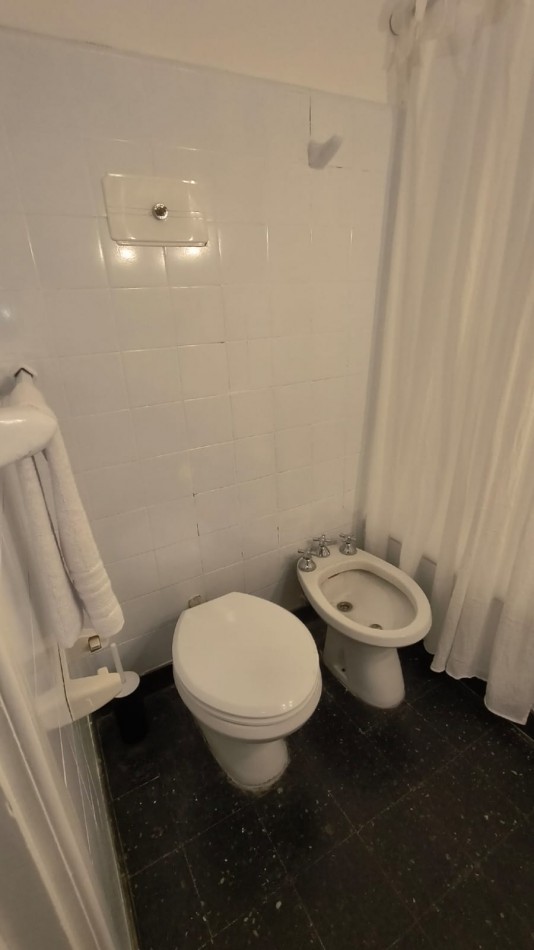 DEPARTAMENTO 1 AMB CON BALCON SALIENTE A LA CALLE EN ESTADO ORIGINAL EN ALDREY, VENDE Y PERMUTA