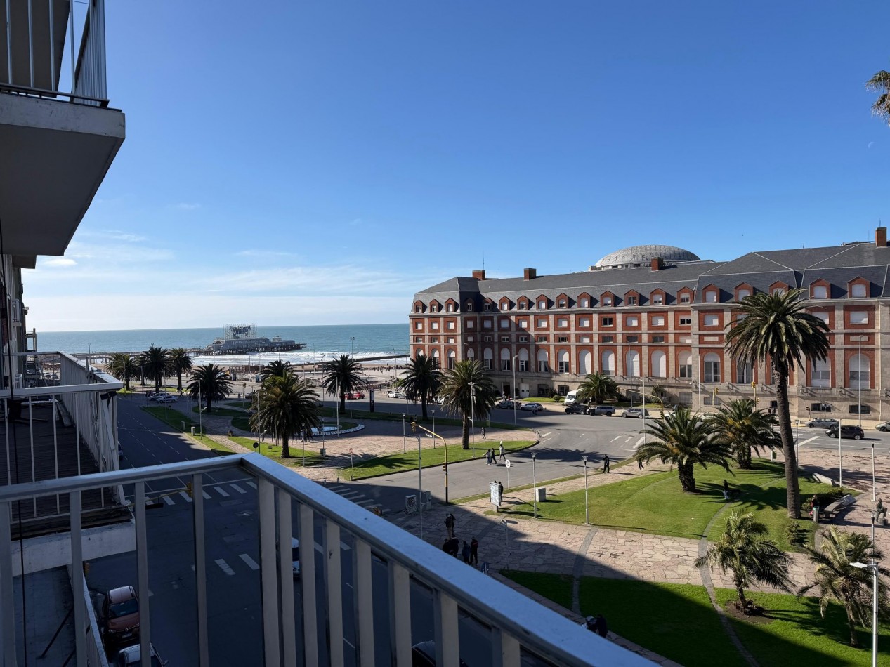 DEPARTAMENTO 3 AMBIENTES A LA CALLE CON BALCON Y COCHERA, VISTA AL MAR Y A PLAZA COLON