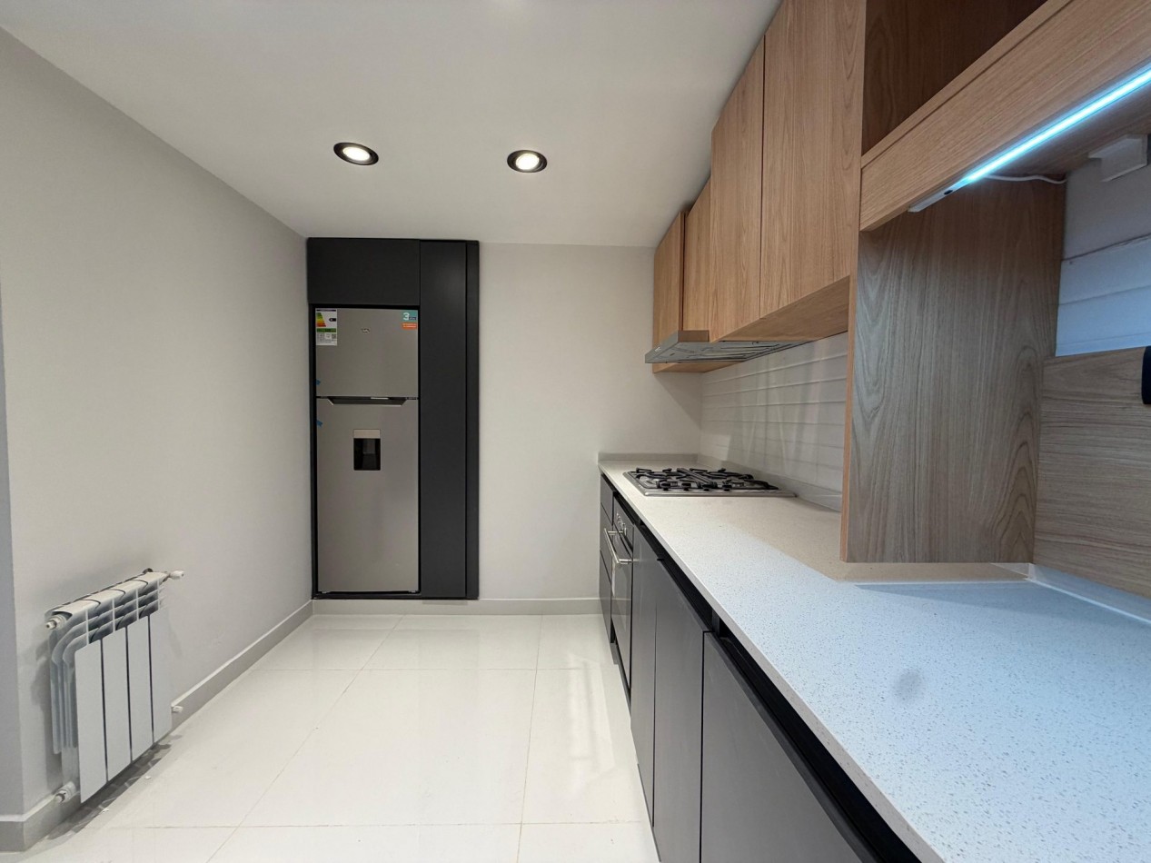 DEPARTAMENTO 3 AMBIENTES A LA CALLE CON BALCON Y COCHERA, VISTA AL MAR Y A PLAZA COLON