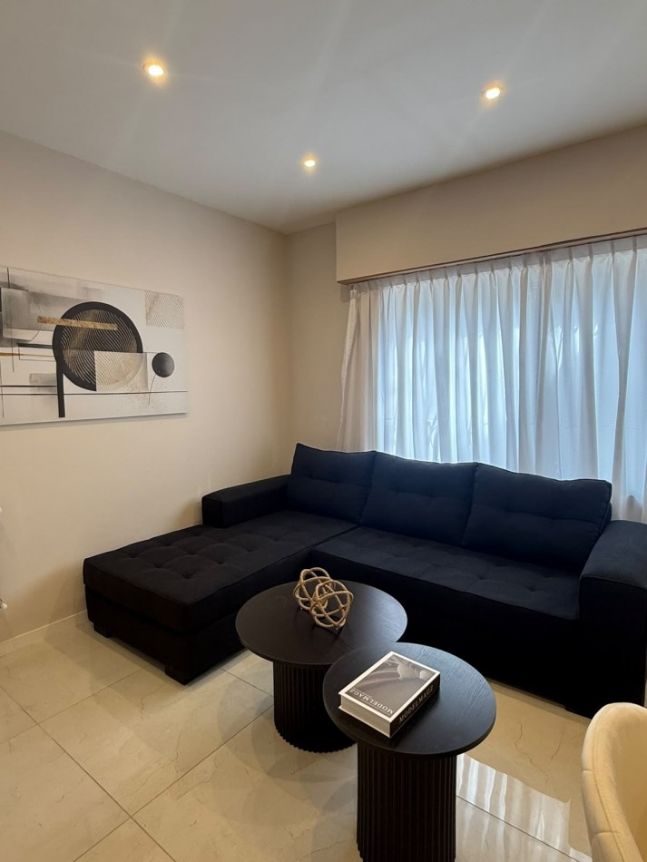 CHALET DE 4 AMBIENTES EN DOS PLANTAS CON GARAJE EN LA PERLA, A 50 METROS DE PLAZA ESPAÑA