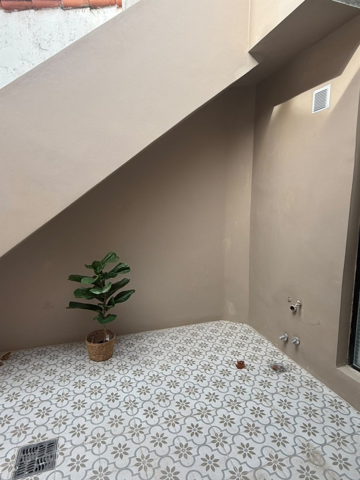 CHALET DE 4 AMBIENTES EN DOS PLANTAS CON GARAJE EN LA PERLA, A 50 METROS DE PLAZA ESPAÑA