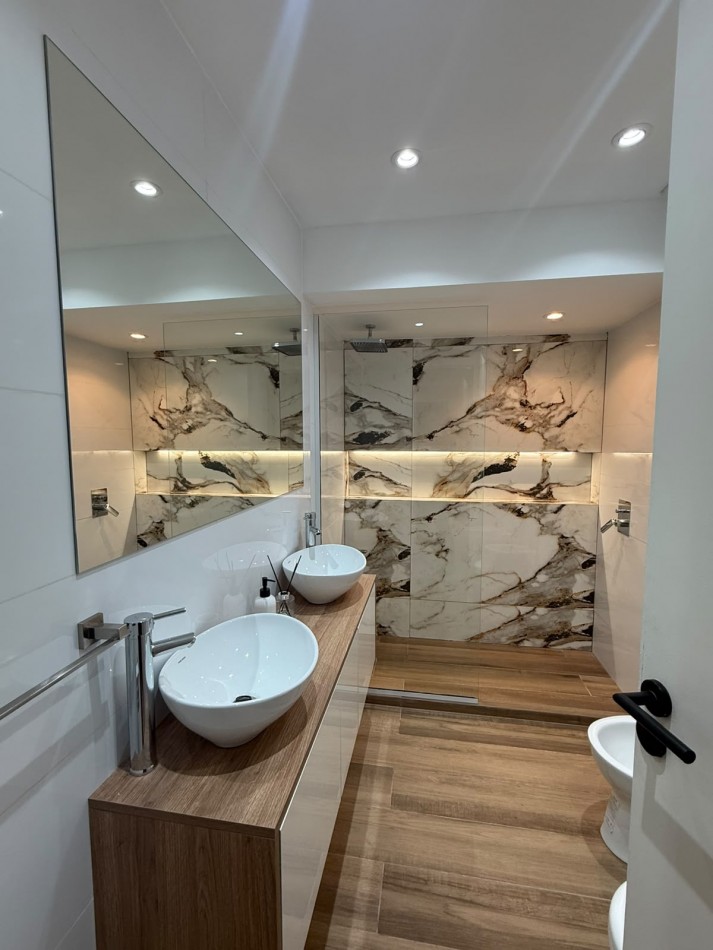 CHALET DE 4 AMBIENTES EN DOS PLANTAS CON GARAJE EN LA PERLA, A 50 METROS DE PLAZA ESPAÑA