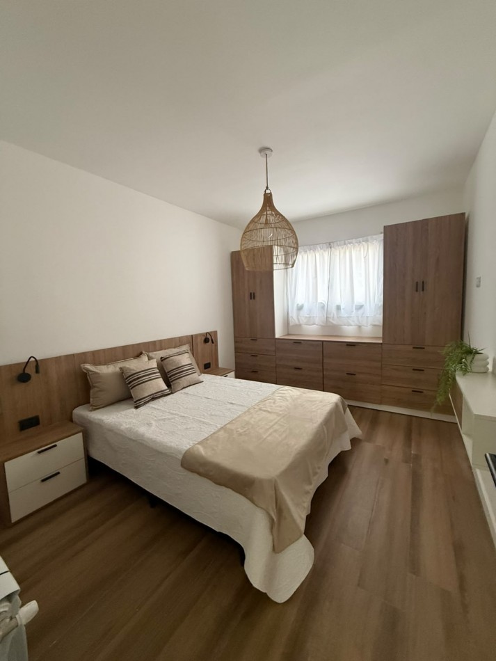 CHALET DE 4 AMBIENTES EN DOS PLANTAS CON GARAJE EN LA PERLA, A 50 METROS DE PLAZA ESPAÑA