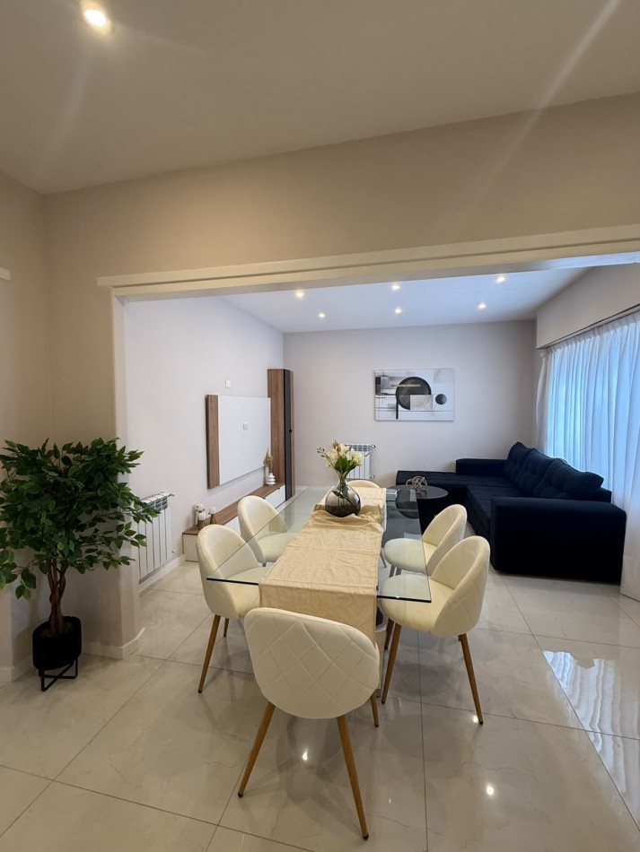 CHALET DE 4 AMBIENTES EN DOS PLANTAS CON GARAJE EN LA PERLA, A 50 METROS DE PLAZA ESPAÑA