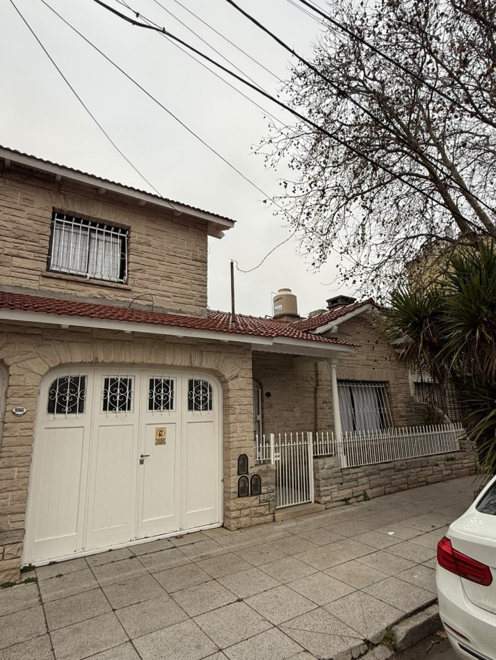CHALET DE 4 AMBIENTES EN DOS PLANTAS CON GARAJE EN LA PERLA, A 50 METROS DE PLAZA ESPAÑA