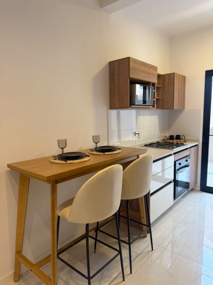 CHALET DE 4 AMBIENTES EN DOS PLANTAS CON GARAJE EN LA PERLA, A 50 METROS DE PLAZA ESPAÑA