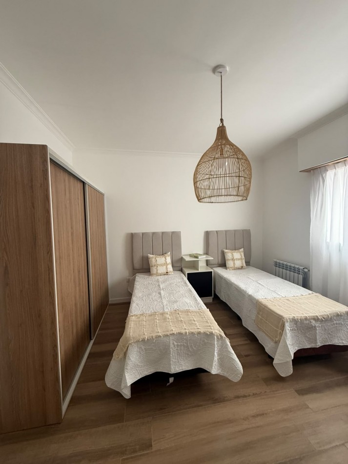 CHALET DE 4 AMBIENTES EN DOS PLANTAS CON GARAJE EN LA PERLA, A 50 METROS DE PLAZA ESPAÑA