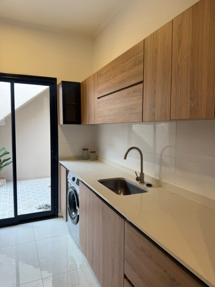 CHALET DE 4 AMBIENTES EN DOS PLANTAS CON GARAJE EN LA PERLA, A 50 METROS DE PLAZA ESPAÑA