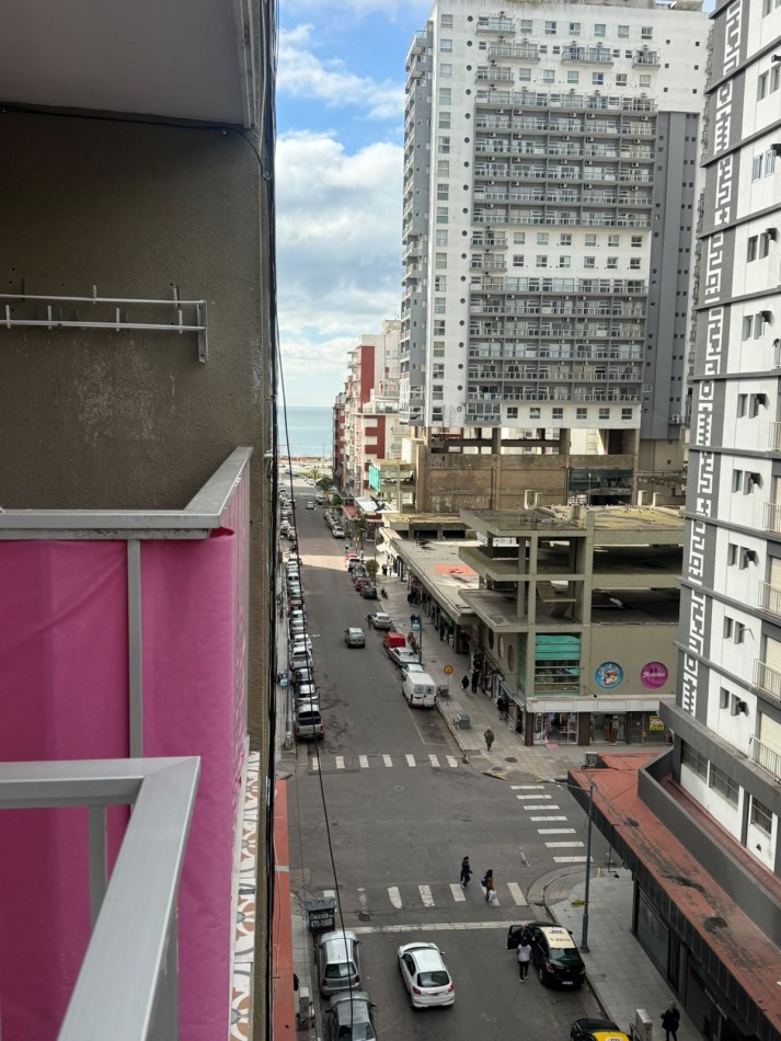 DEPARTAMENTO 3 AMBIENTES CON COCHERA Y BALCON SALIENTE CON VISTA LATERAL AL MAR EN EL CENTRO