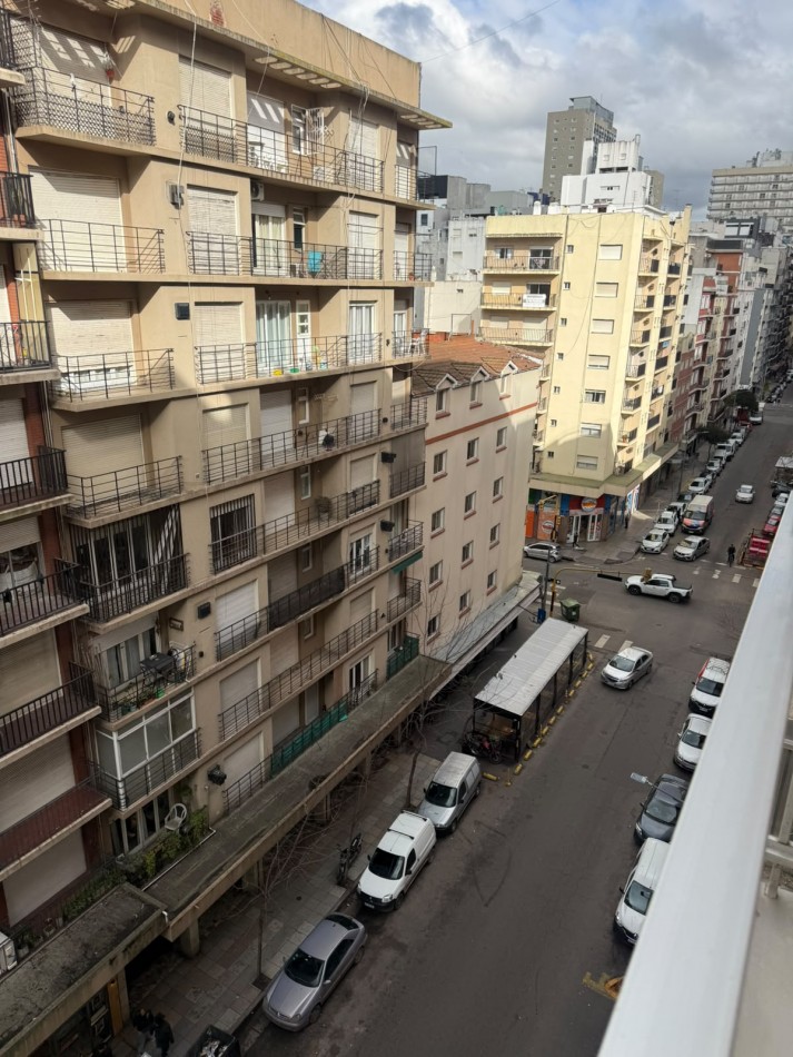 DEPARTAMENTO 3 AMBIENTES CON COCHERA Y BALCON SALIENTE CON VISTA LATERAL AL MAR EN EL CENTRO