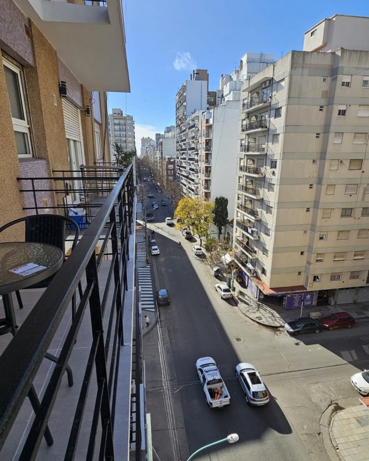 DEPARTAMENTO 3 AMBIENTES AL FRENTE CON BALCON SALIENTE EN PLAZA MITRE