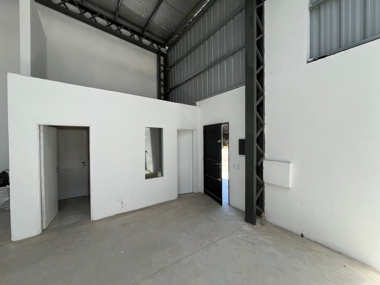 GALPON INDUSTRIAL EN ESQUINA DE 232M2 EN VENTA - MAR DEL PLATA