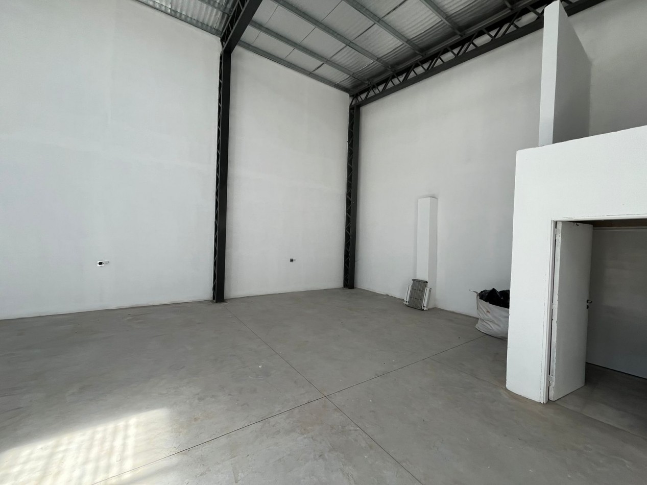 GALPON INDUSTRIAL EN ESQUINA DE 232M2 EN VENTA - MAR DEL PLATA