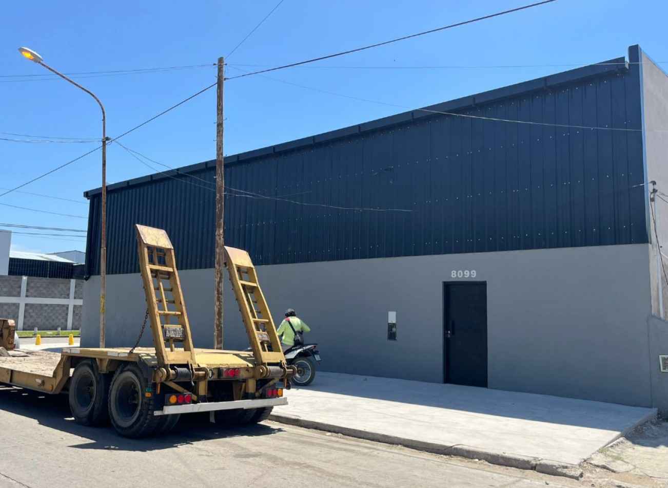 GALPON INDUSTRIAL EN ESQUINA DE 232M2 EN VENTA - MAR DEL PLATA