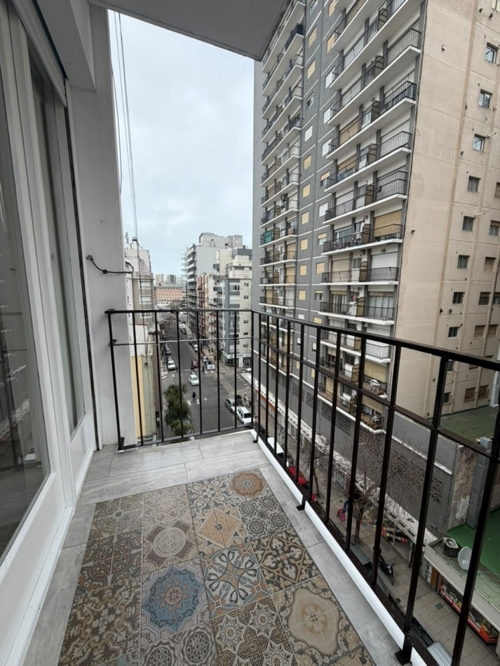 DEPARTAMENTO 2 AMBIENTES CON DEPENDENCIA Y BALCON SALIENTE A LA CALLE EN PLAZA COLON