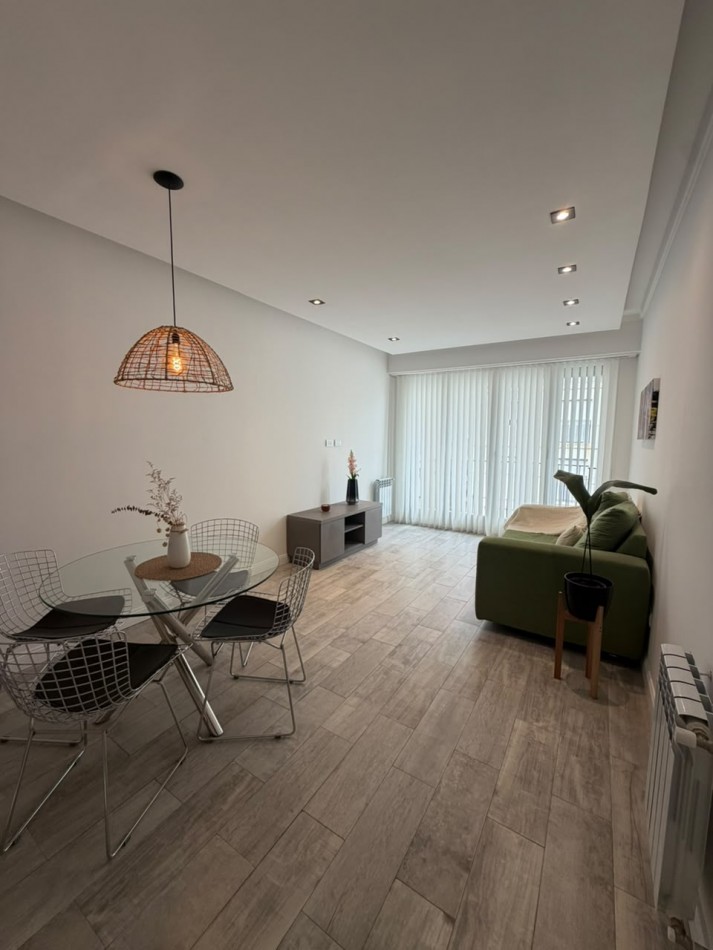 DEPARTAMENTO 2 AMBIENTES CON DEPENDENCIA Y BALCON SALIENTE A LA CALLE EN PLAZA COLON