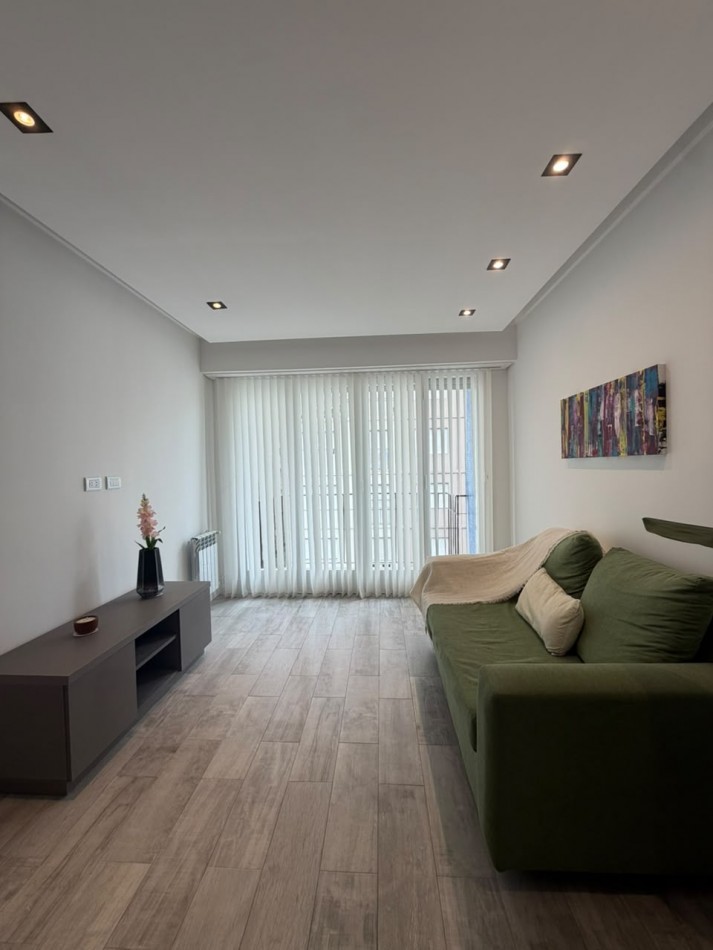 DEPARTAMENTO 2 AMBIENTES CON DEPENDENCIA Y BALCON SALIENTE A LA CALLE EN PLAZA COLON