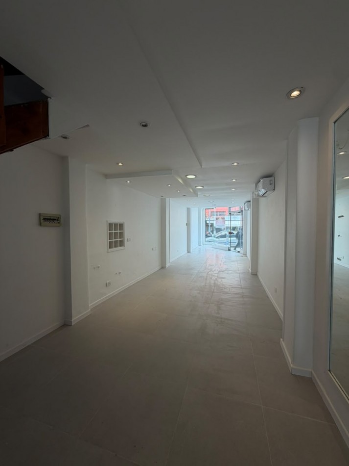  LOCAL COMERCIAL CON PATIO DE 138M2 EN LA PERLA, SIN EXPENSAS VENDE, PERMUTA Y ALQUILA