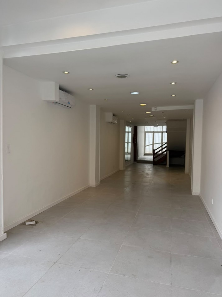  LOCAL COMERCIAL CON PATIO DE 138M2 EN LA PERLA, SIN EXPENSAS VENDE, PERMUTA Y ALQUILA
