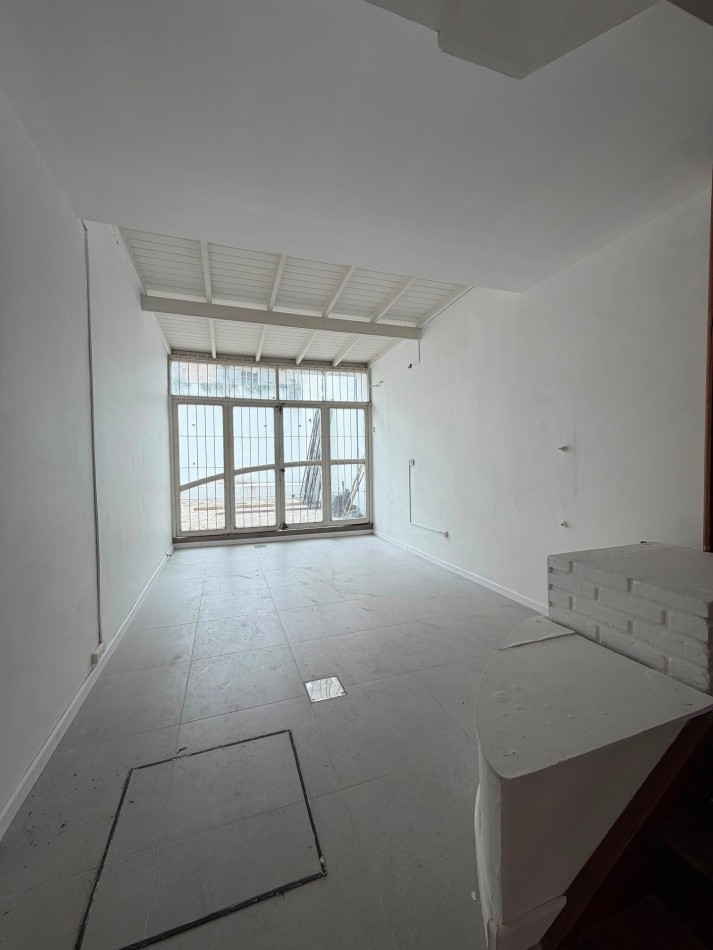 LOCAL COMERCIAL CON PATIO DE 138M2 EN LA PERLA, SIN EXPENSAS VENDE, PERMUTA Y ALQUILA