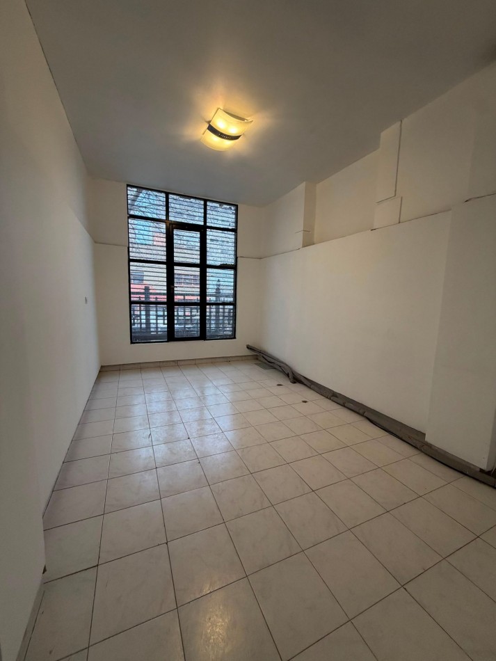  LOCAL COMERCIAL CON PATIO DE 138M2 EN LA PERLA, SIN EXPENSAS VENDE, PERMUTA Y ALQUILA