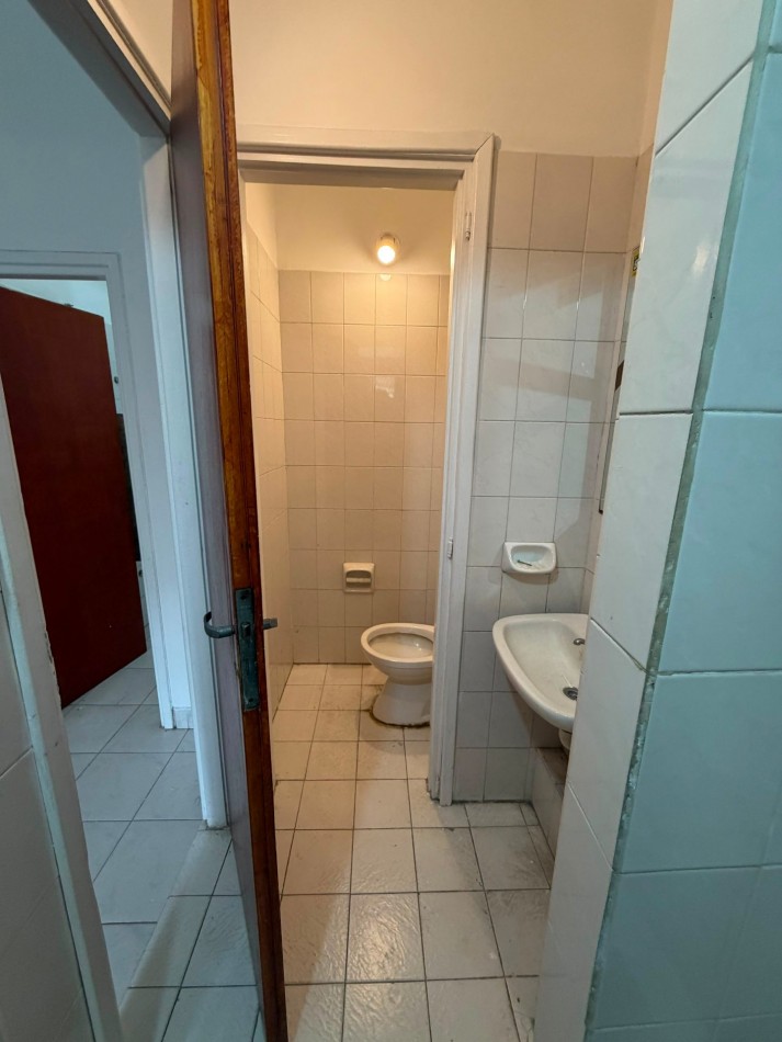  LOCAL COMERCIAL CON PATIO DE 138M2 EN LA PERLA, SIN EXPENSAS VENDE, PERMUTA Y ALQUILA