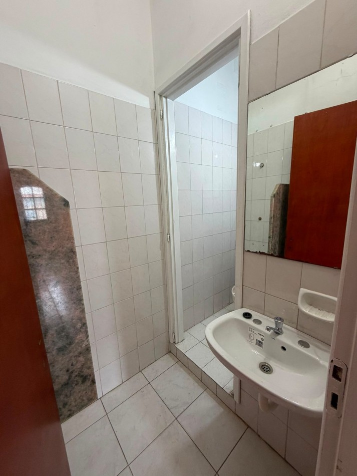  LOCAL COMERCIAL CON PATIO DE 138M2 EN LA PERLA, SIN EXPENSAS VENDE, PERMUTA Y ALQUILA