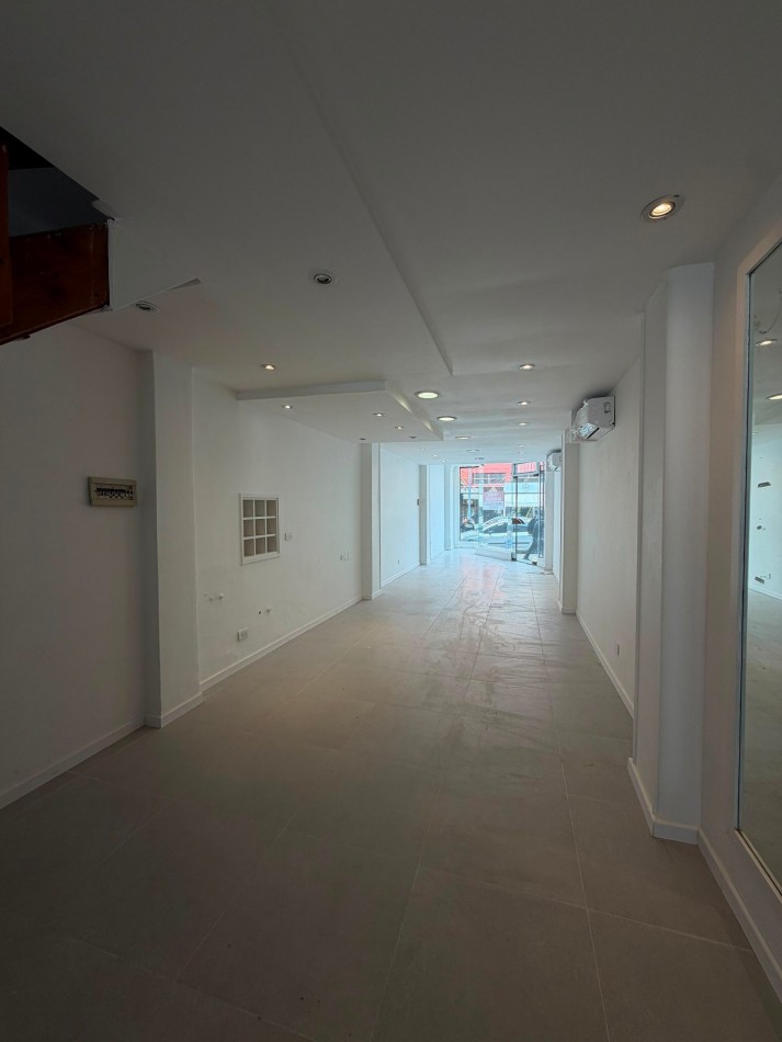  LOCAL COMERCIAL CON PATIO DE 138M2 EN LA PERLA, SIN EXPENSAS VENDE, PERMUTA Y ALQUILA