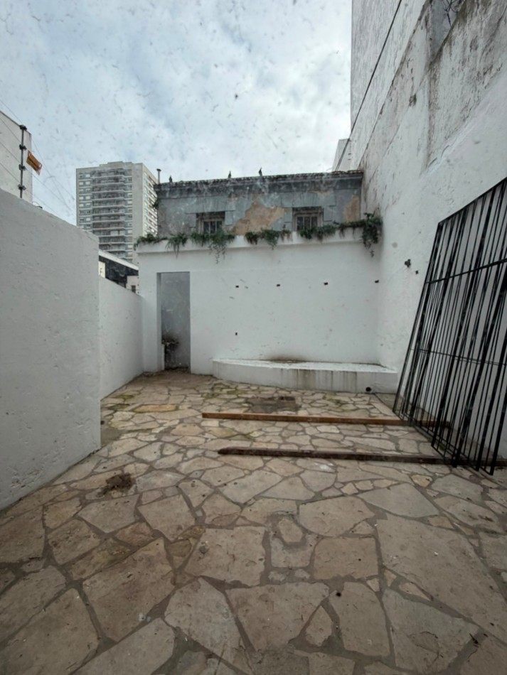  LOCAL COMERCIAL CON PATIO DE 138M2 EN LA PERLA, SIN EXPENSAS VENDE, PERMUTA Y ALQUILA