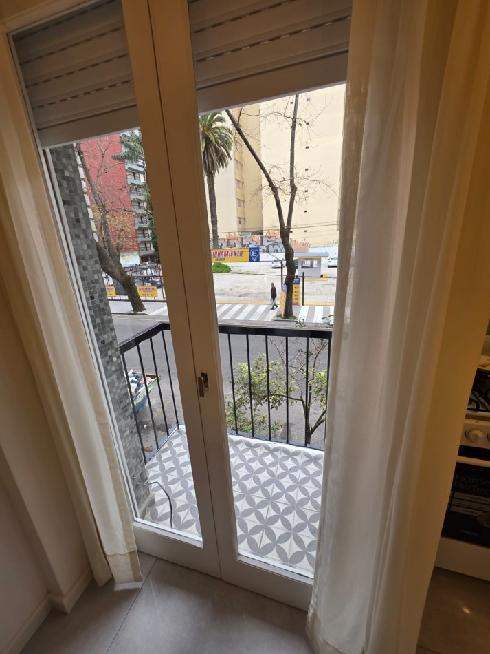 DEPARTAMENTO 1 AMBIENTE EXTERNO CON BALCON SALIENTE EN PLAZA COLON