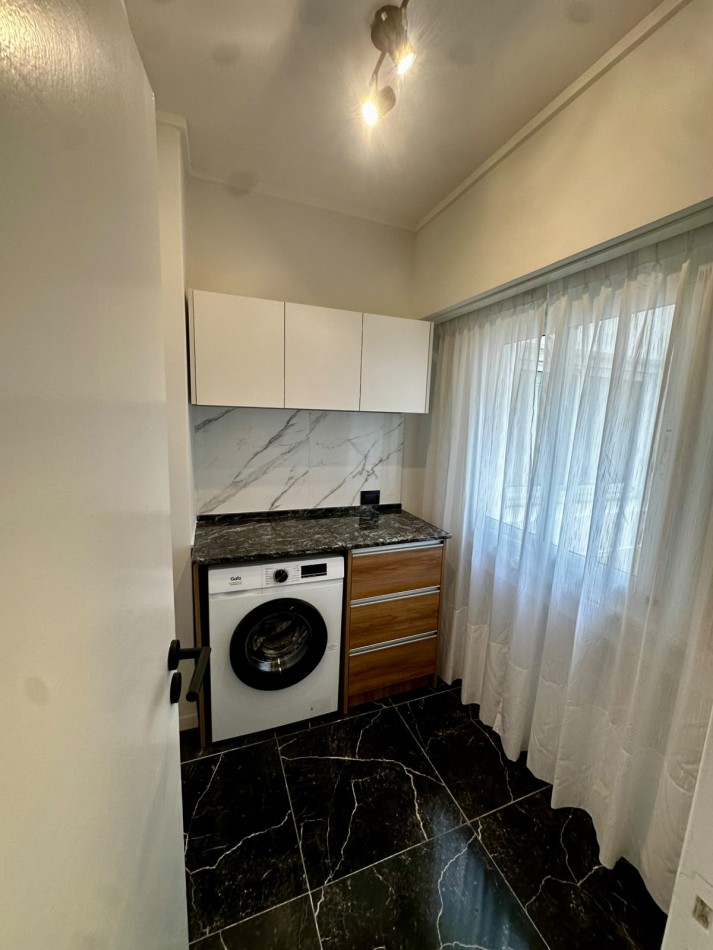 DEPARTAMENTO 3 AMBIENTES A LA CALLE CON DEPENDENCIA Y CON BALCON SALIENTE EN PLAZA MITRE