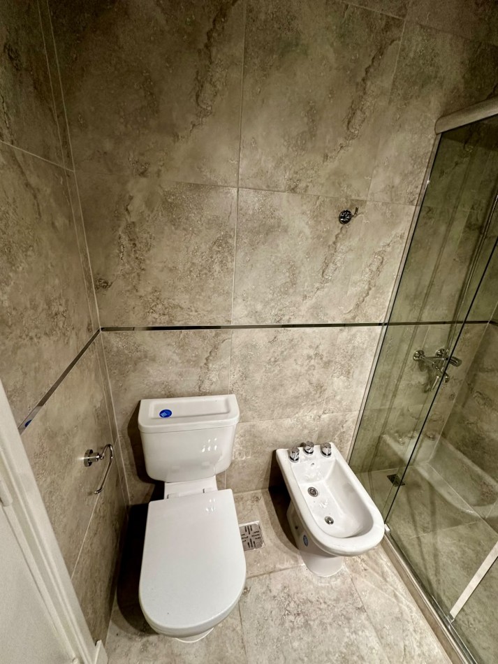 DEPARTAMENTO 3 AMBIENTES A LA CALLE CON DEPENDENCIA Y CON BALCON SALIENTE EN PLAZA MITRE