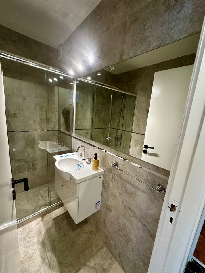 DEPARTAMENTO 3 AMBIENTES A LA CALLE CON DEPENDENCIA Y CON BALCON SALIENTE EN PLAZA MITRE