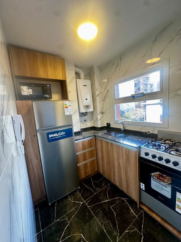 DEPARTAMENTO 3 AMBIENTES A LA CALLE CON DEPENDENCIA Y CON BALCON SALIENTE EN PLAZA MITRE