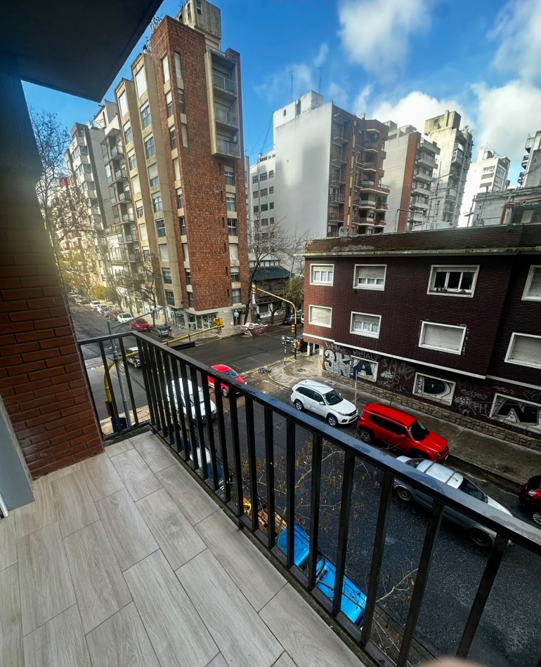 DEPARTAMENTO 3 AMBIENTES A LA CALLE CON DEPENDENCIA Y CON BALCON SALIENTE EN PLAZA MITRE