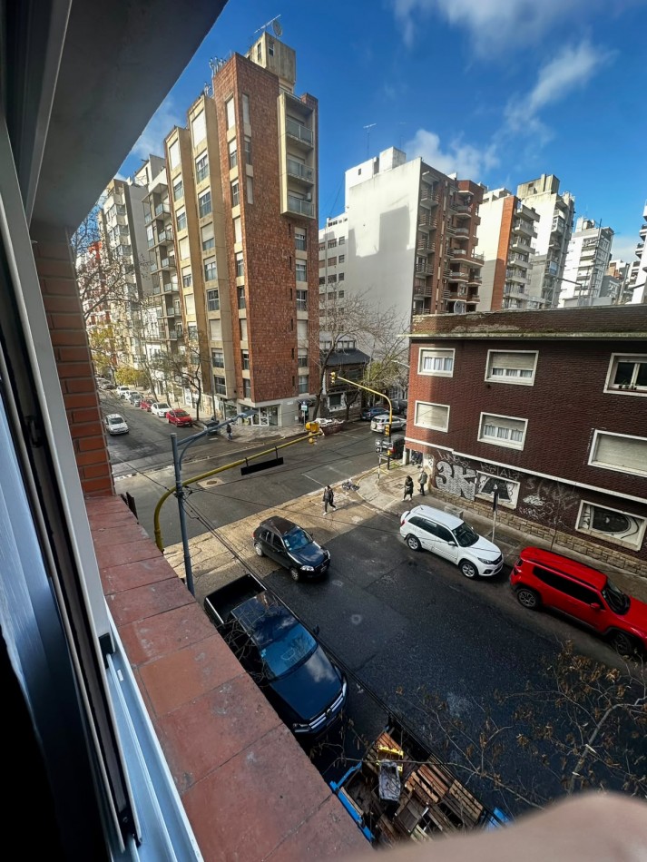 DEPARTAMENTO 3 AMBIENTES A LA CALLE CON DEPENDENCIA Y CON BALCON SALIENTE EN PLAZA MITRE