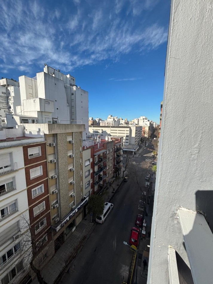 DEPARTAMENTO 1 AMBIENTE A LA CALLE CON BALCON FRANCES EN PLAZA MITRE