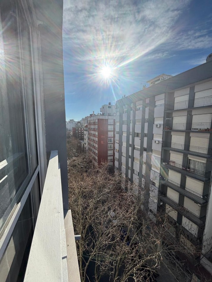 DEPARTAMENTO 1 AMBIENTE A LA CALLE CON BALCON FRANCES EN PLAZA MITRE