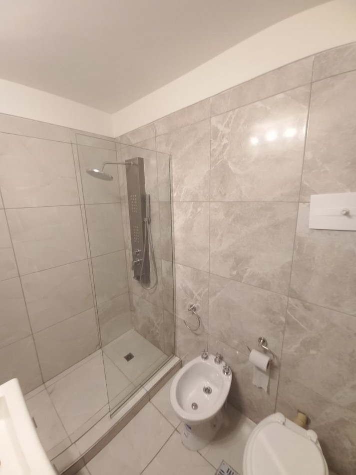 DEPARTAMENTO DE 3 AMBIENTES A LA CALLE CON BALCON SALIENTE EN PLAZA MITRE. APTO CREDITO