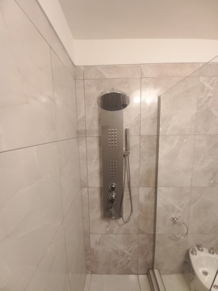 DEPARTAMENTO DE 3 AMBIENTES A LA CALLE CON BALCON SALIENTE EN PLAZA MITRE. APTO CREDITO