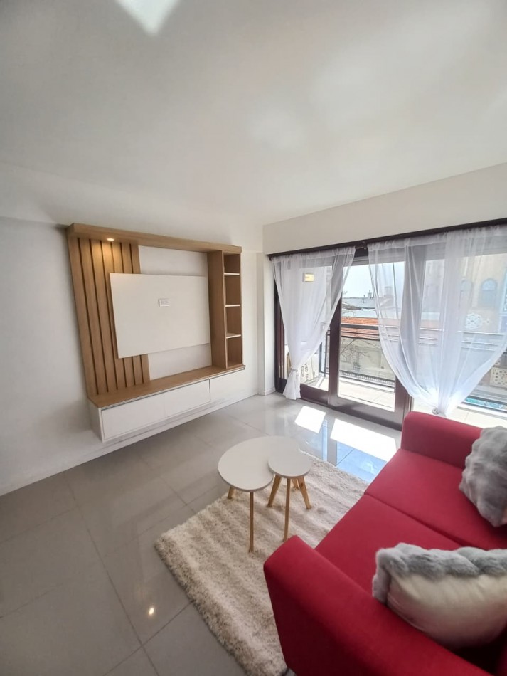 DEPARTAMENTO DE 3 AMBIENTES A LA CALLE CON BALCON SALIENTE EN PLAZA MITRE. APTO CREDITO