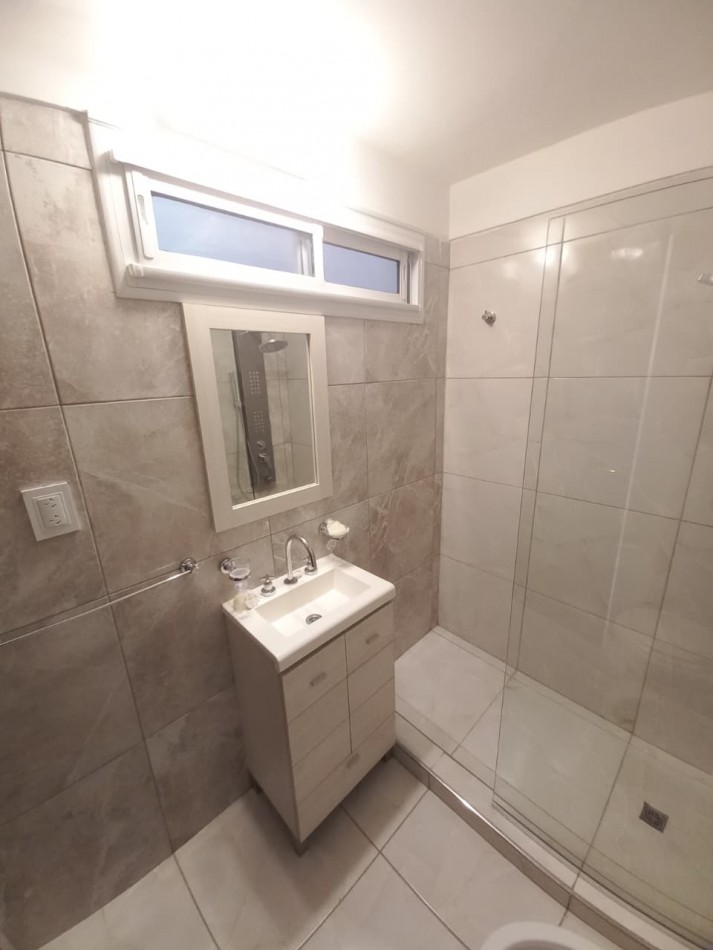 DEPARTAMENTO DE 3 AMBIENTES A LA CALLE CON BALCON SALIENTE EN PLAZA MITRE. APTO CREDITO