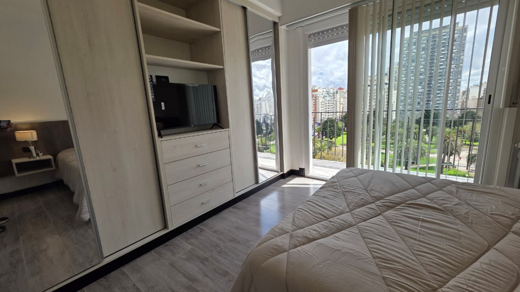 DEPARTAMENTO 3 AMBIENTES RECICLADO AL FRENTE CON VISTA A PLAZA COLON