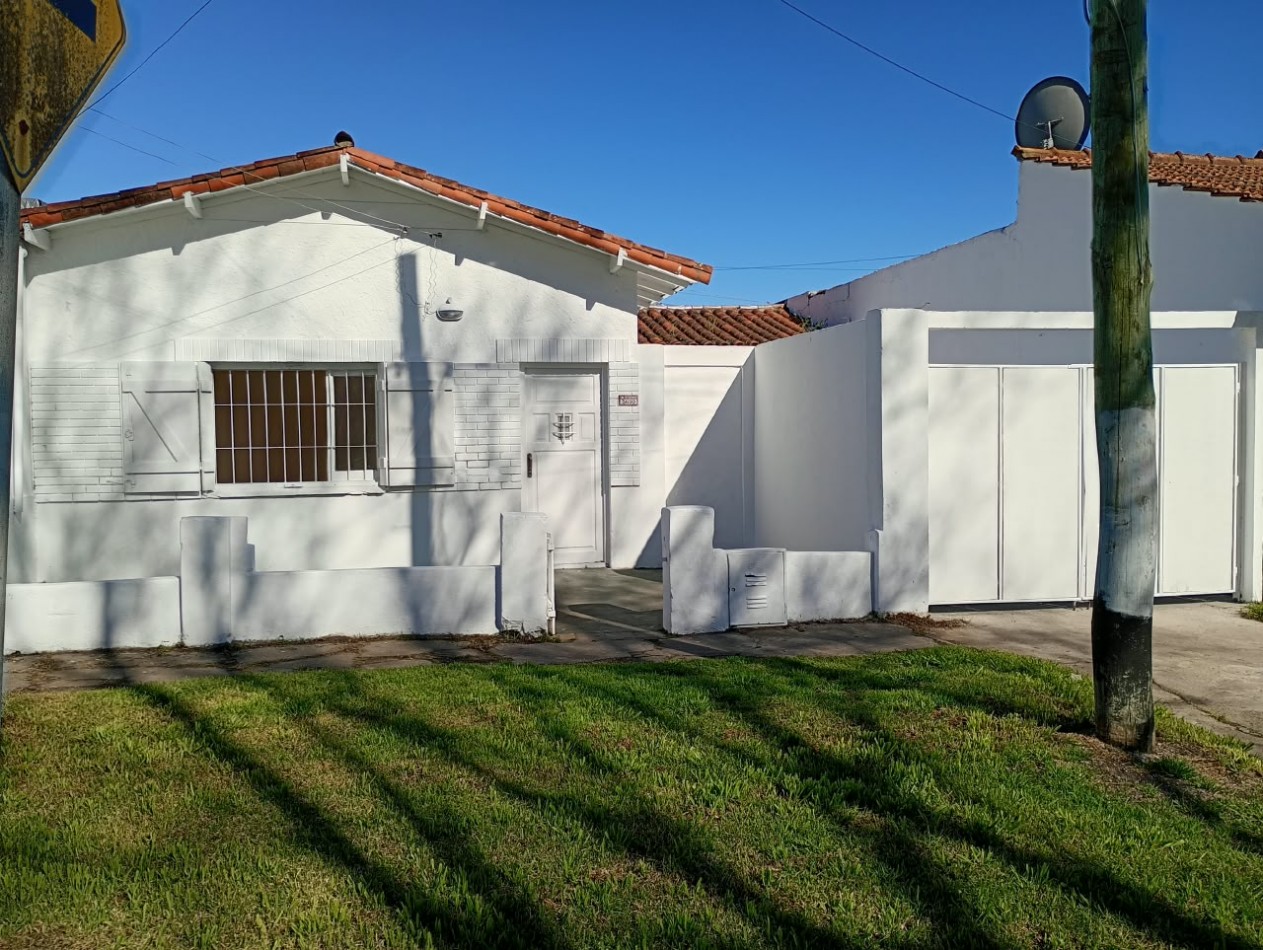 CASA 3 AMBIENTES CON GARAJE EN LOTE PROPIO DE 130M2 EN EL BARRIO LAS AVENIDAS