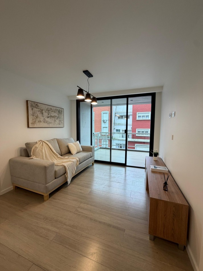 DEPARTAMENTO 2 AMB NOVECCENTO MORENO CON BALCON SALIENTE Y VISTA A PLAZA COLON