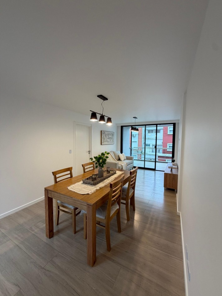 DEPARTAMENTO 2 AMB NOVECCENTO MORENO CON BALCON SALIENTE Y VISTA A PLAZA COLON