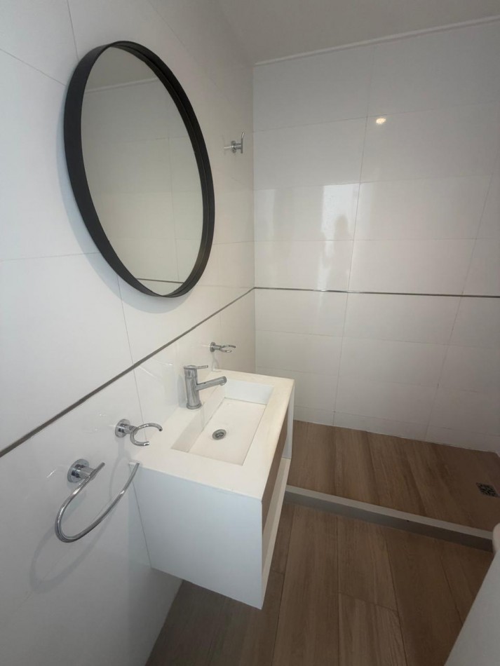 DEPARTAMENTO 2 AMB A LA CALLE EN EDIFICIO NOVECCENTO MORENO CON BALCON Y VISTA A PLAZA COLON