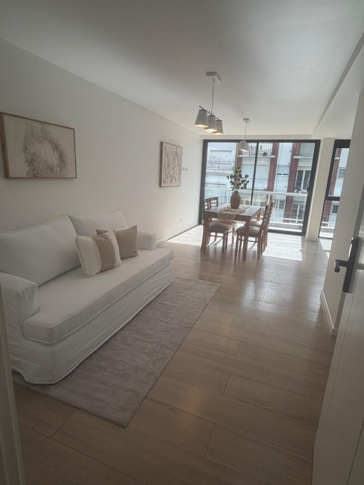 DEPARTAMENTO 2 AMB A LA CALLE EN EDIFICIO NOVECCENTO MORENO CON BALCON Y VISTA A PLAZA COLON