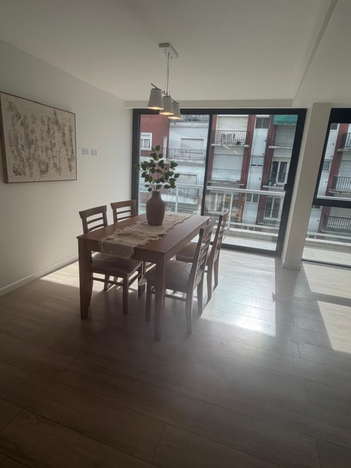 DEPARTAMENTO 2 AMB A LA CALLE EN EDIFICIO NOVECCENTO MORENO CON BALCON Y VISTA A PLAZA COLON